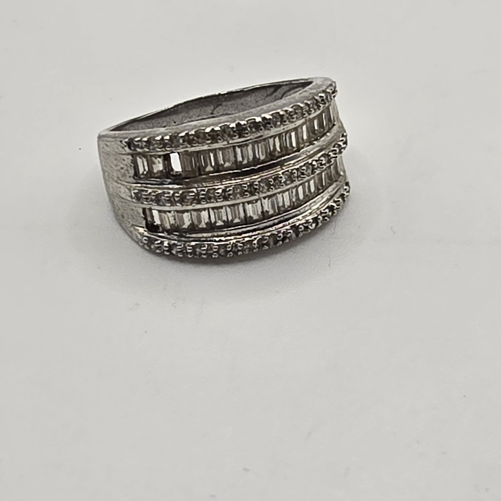 Stunning Silver Band Ring with Intricate Detailing